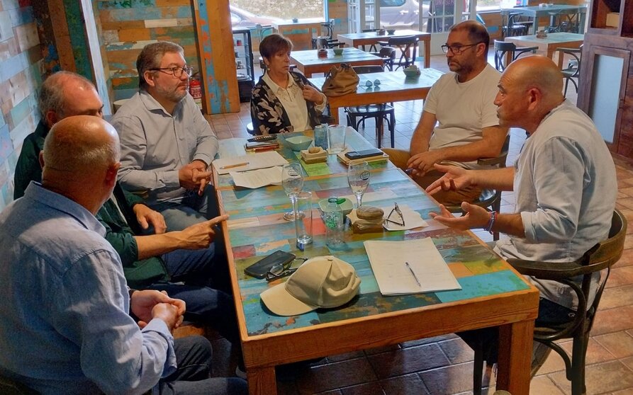 Reunión con mariscadores de Fisterra