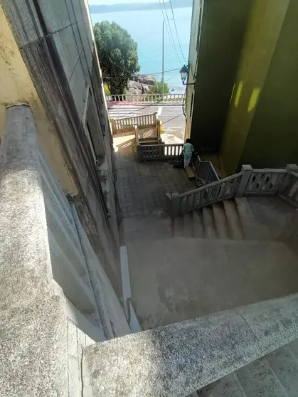 Escaleiras a car&oacute;n das vivendas afectadas