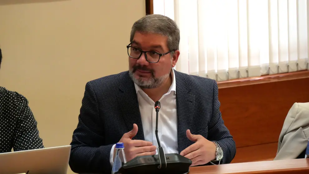 O deputado Oscar Insua no Parlamento galego