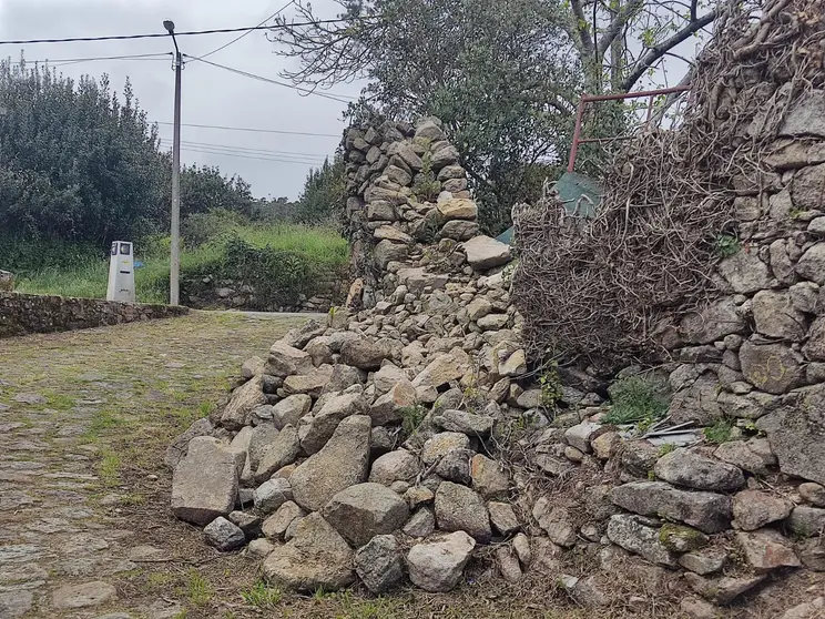 Muro derrubado no recinto do antigo mosteiro de Oz&oacute;n