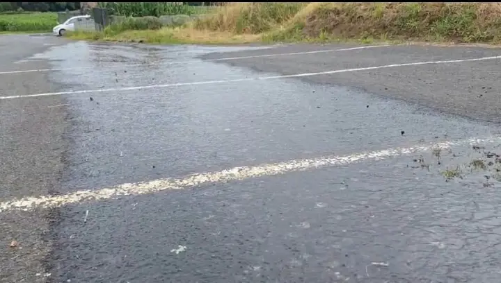 Fuga de auga en Cambeda (Vimianzo)