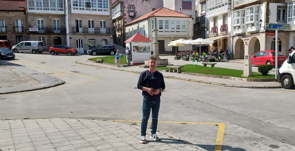 Francisco Santiago, concelleiro de Urbanismo de Corcubi&oacute;n, na praza Castelao