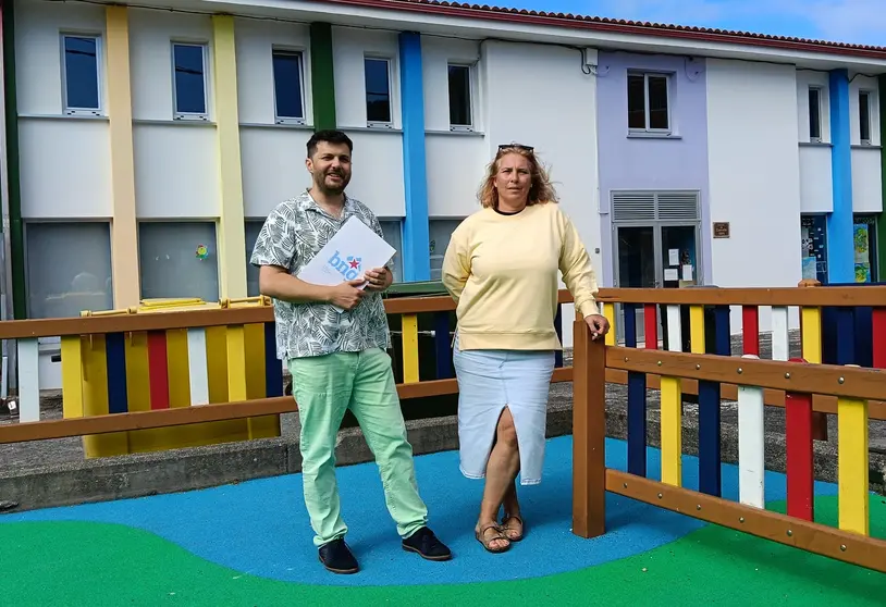 Xurxo Rodr&iacute;guez e Ana Pasantes no parque infantil do CEIP de Camelle