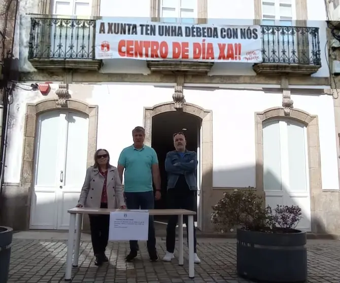 O alcalde de Corcubi&oacute;n, xunto  cos concelleiros Pilar Tub&iacute;o e Carlos Cristino, na campa&ntilde;a de recollida de firmas