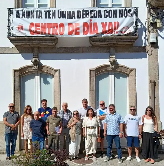 Ana Miranda, xunto al alcalde de Corcubi&oacute;n; o deputado Oscar Insua; e membros do BNG Corcubi&oacute;n, fronte ao edificio do centro de d&iacute;a