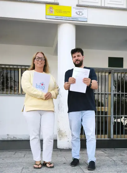 Ana Pasantes e Xurxo Rodr&iacute;guez, do BNG de Camari&ntilde;as, diante da oficina do ISM