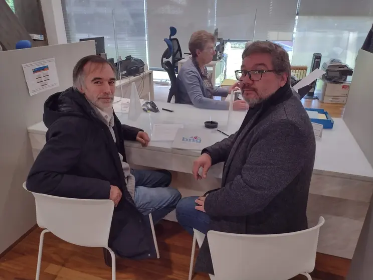 Benxam&iacute;n Queiro e Oscar Insua, entregando as firmas na Xefatura Territorial de Medio Rural da Coru&ntilde;a, pedindo axilizar a entrega de t&iacute;tulos da concentraci&oacute;n parcelaria en Carn&eacute;s e Cereixo