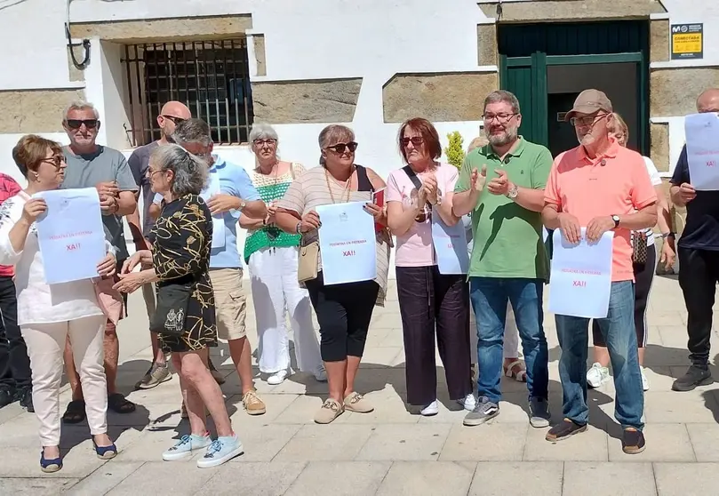 Concentraci&oacute;n para reclamar servizo pedi&aacute;trico en Fisterra (xullo 2024)