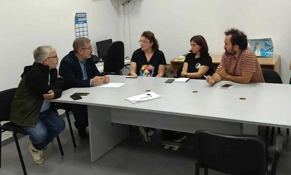 Reuni&oacute;n de Oscar Insua e Serxio Dom&iacute;nguez con familiares de centros escolares de Cee