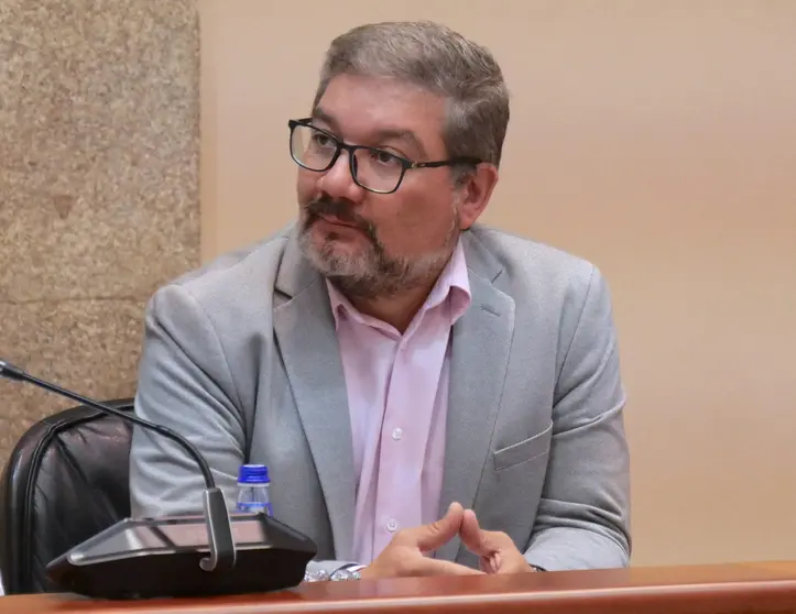 O deputado Oscar Insua no Parlamento galego
