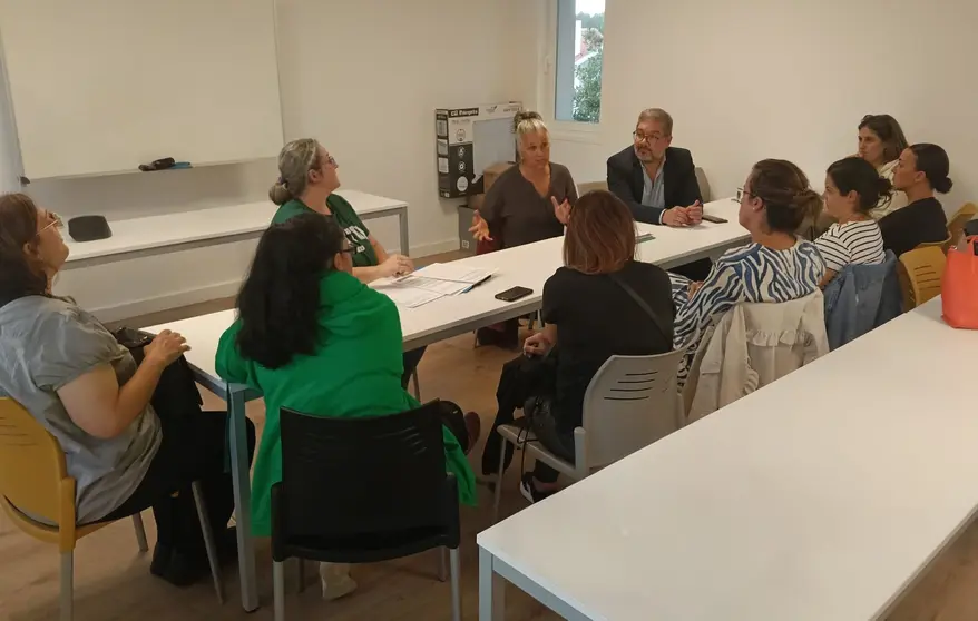 Reuni&oacute;n de Merc&eacute; Barrientos e Oscar Insua con ANPAs de Mux&iacute;a (17-09-25)