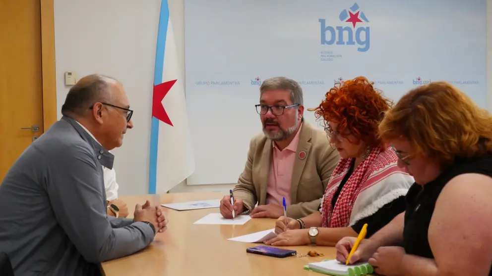 Reuni&oacute;n das deputadas Montse Prado, Iria Carreira e Oscar Insua co presidente ATOGA (24-9-25)