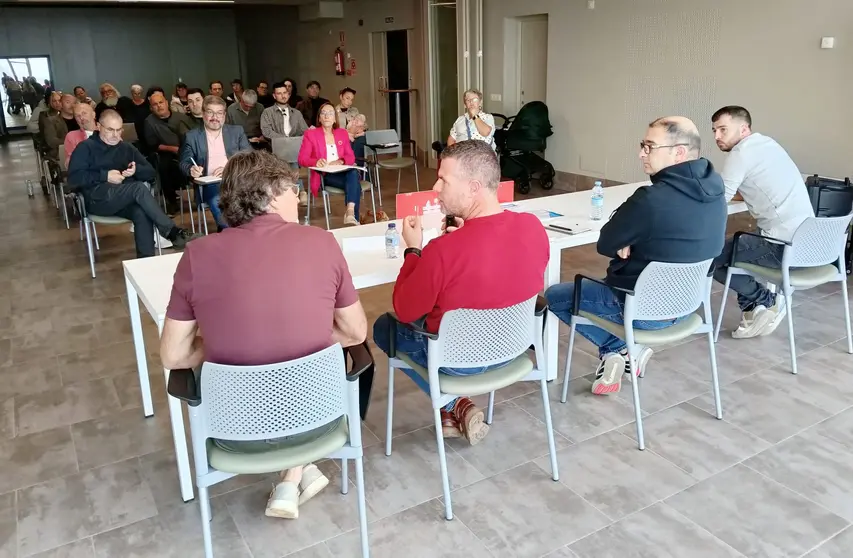 Una das mesas desenvolvidas nas Xornadas do Mar celebradas no &Eacute;zaro (Dumbr&iacute;a).