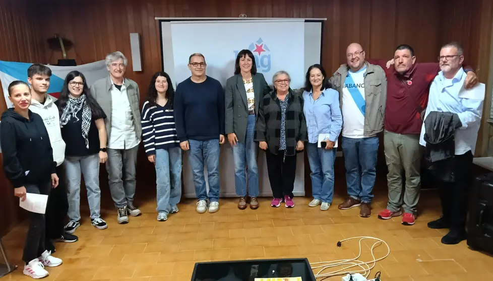 Participantes na homenaxe a Castelao en Lira, con Ana Pont&oacute;n e Primitivo Pedrosa no centro