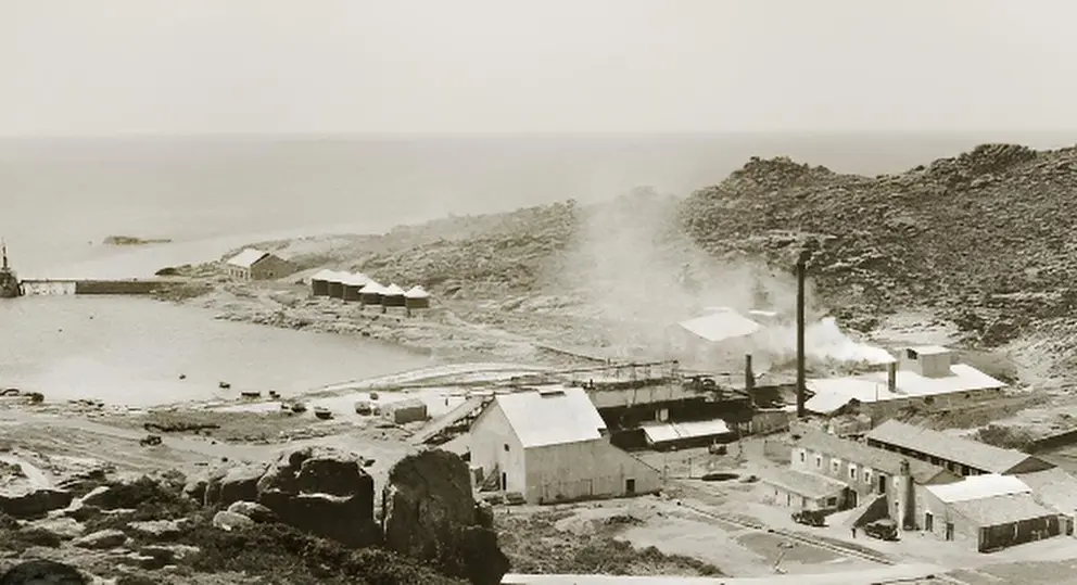 Antiga baleeira de Caneli&ntilde;as, en Cee.