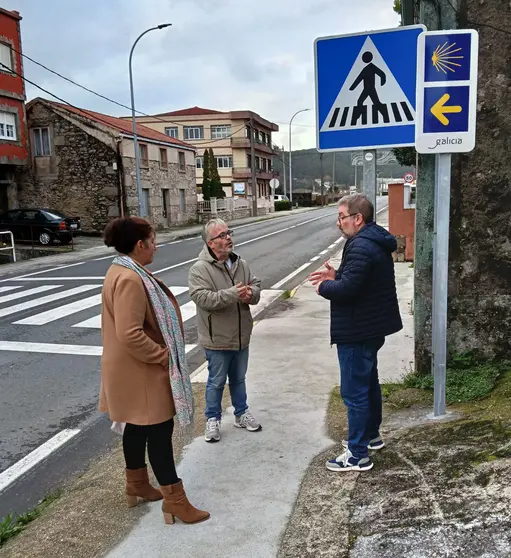 O deputado Oscar Insua, cos ed&iacute;s do BNG de Cee Serxio Dom&iacute;nguez e Montse Canosa, na traves&iacute;a de Fernando Blanco