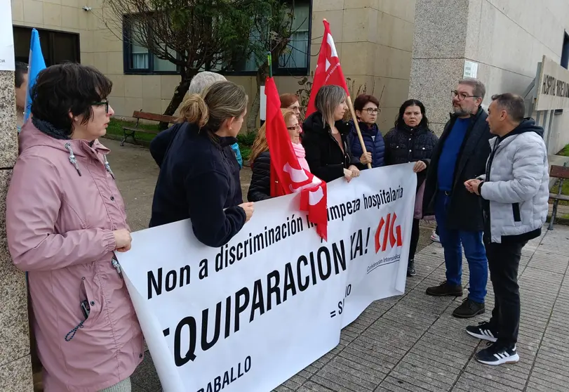Oscar Insua apoiou a concentraci&oacute;n do persoal de limpeza do hospital (26-11-25)