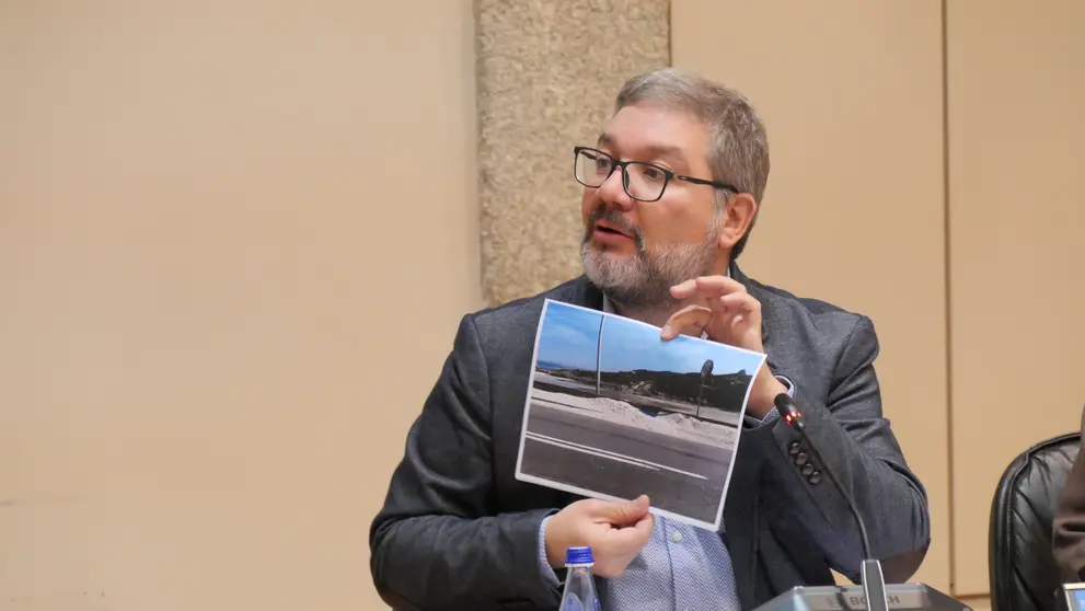 Oscar Insua amosou imaxes da acumulaci&oacute;n de area na entrada de Mux&iacute;a