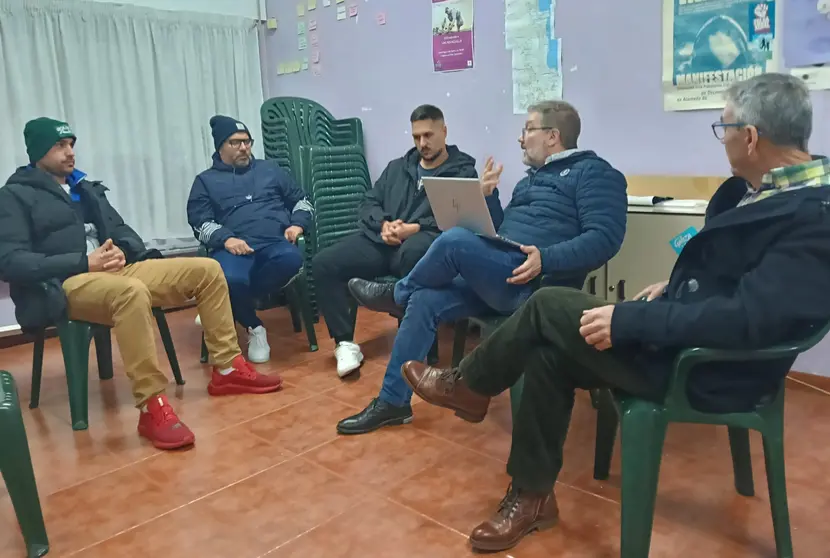 Oscar Insua reun&iacute;use con mergulladores Corcubi&oacute;n para analizar os seus problemas
