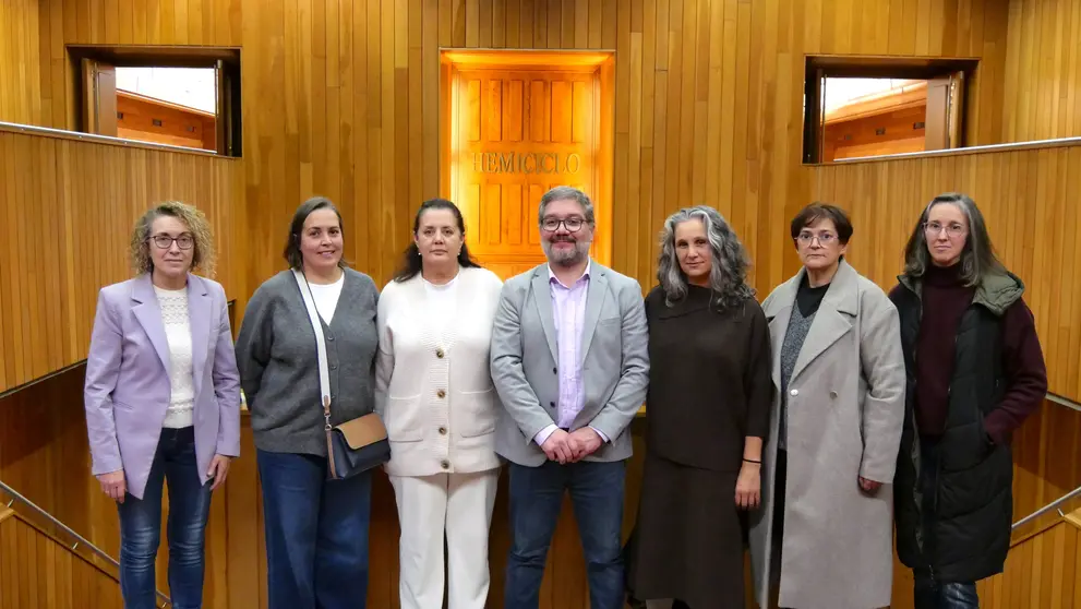 Os deputados Oscar Insua e Cristina Fern&aacute;ndez, con representantes das ANPA's de Cee e Mux&iacute;a