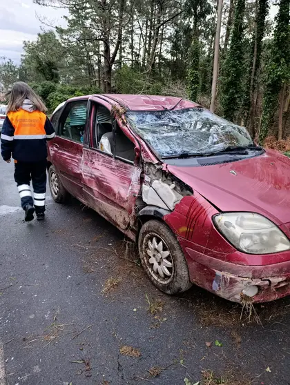 Coche accidentado na estrada DP-1601, que une Ponte do Porto con Camelle
