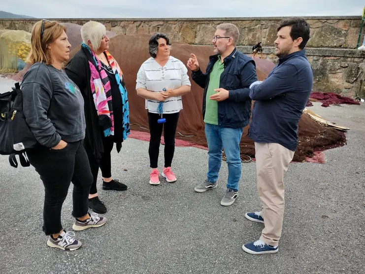 Reuni&oacute;n de representantes do BNG de Camari&ntilde;as e o deputado Oscar Insua, coa presidenta das mariscadoras da localidade