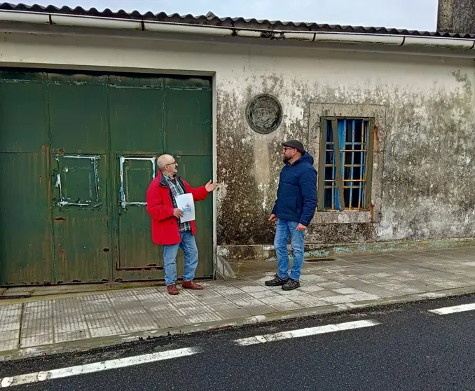 Xaime Trillo e Xes&uacute;s T&uacute;&ntilde;ez, concelleiros do BNG Dimbr&iacute;a, diante do inmoble A Casilla, en Bustelo