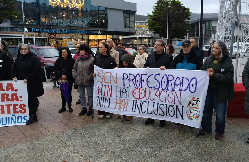 Membros do BNG participando nunha concentraci&oacute;n en Cee de apoio &aacute;s demandas das familias respecto aos recortes educativos.