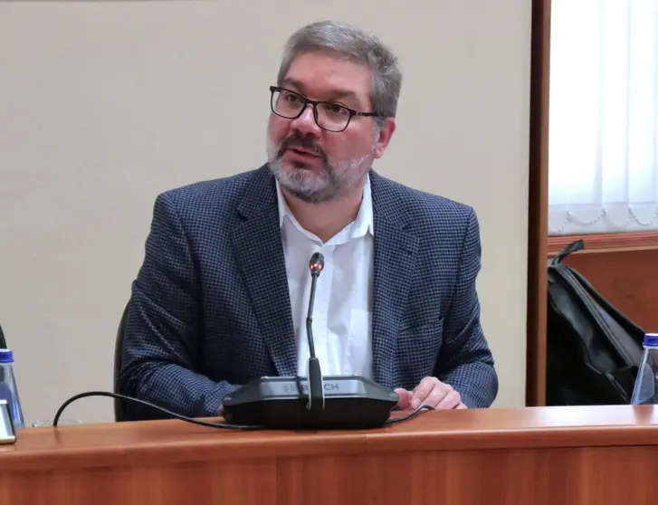 O deputado Oscar Insua impulsou a iniciativa sobre a mellora nas estradas comarcais