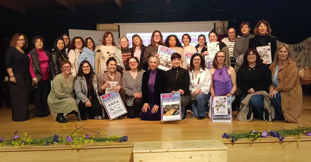 Mulleres da Acci&oacute;n Feminista do BNG comarcal, coas nais representantes das ANPA's da Costa da Morte