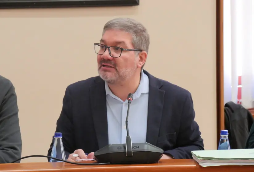 O deputado Oscar Insua en comisi&oacute;n parlamentaria