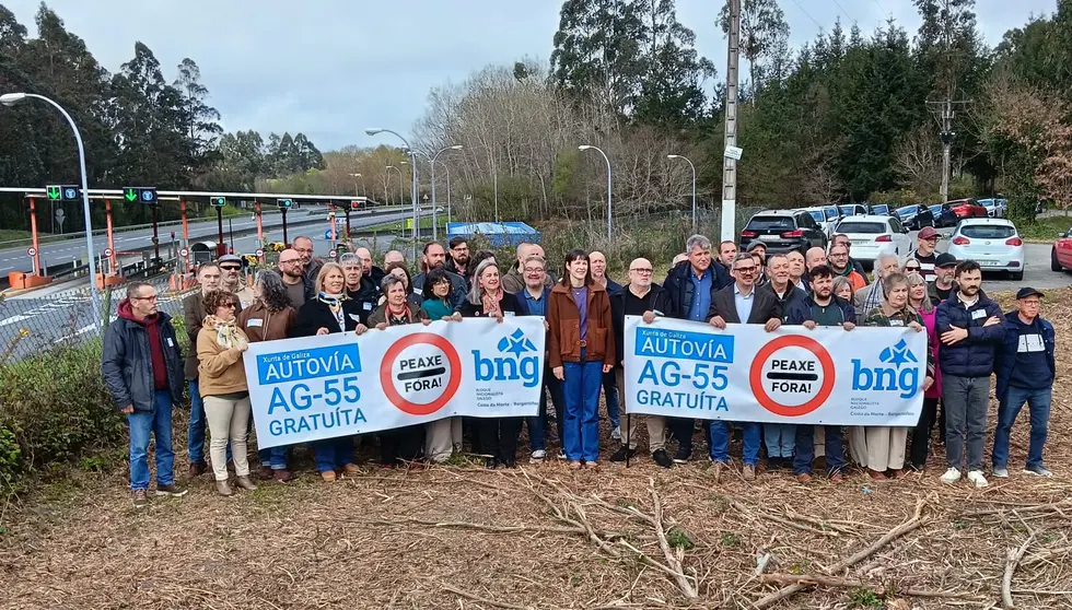 Foto do grupo participante na presentaci&oacute;n en Carballo da campa&ntilde;a pola gratuidade da AG-55
