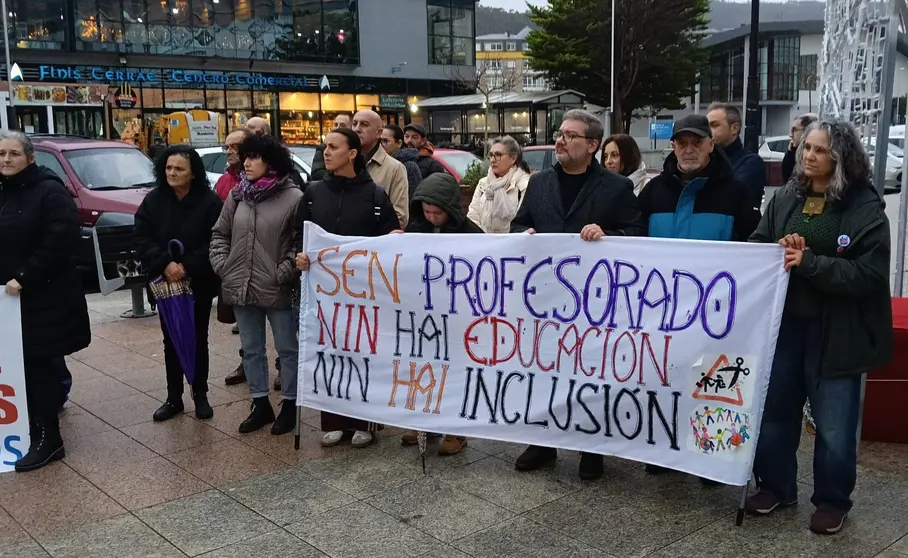 Membros do BNG  nunha concentraci&oacute;n en Cee contra os recortes de profesorado da Xunta