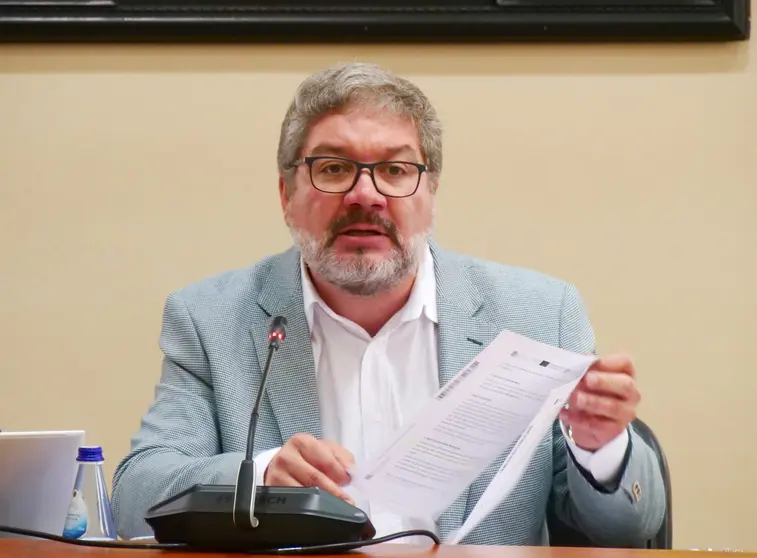 O deputado Oscar Insua, durante a s&uacute;a intervenci&oacute;n na comisi&oacute;n de Pesca e Marisqueo do Parlamento galego