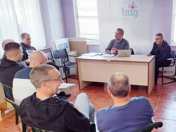 Reuni&oacute;n do deputado Oscar Insua con mergulladores que operan na r&iacute;a de Corcubi&oacute;n