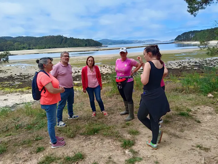 Os deputados Rosana P&eacute;rez e Oscar Insua mantiveron unha reuni&oacute;n con mariscadoras de Camari&ntilde;as, &aacute; que tam&eacute;n acudiu a respons&aacute;bel local do BNG, Ana Pasantes.