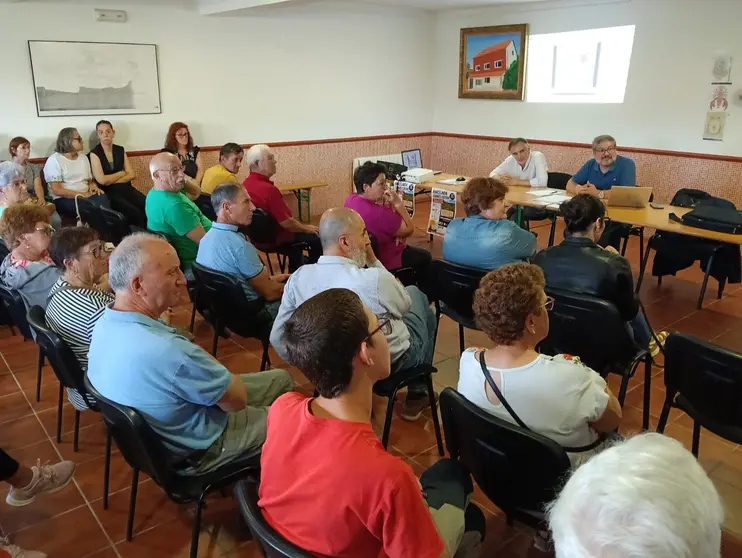Oscar Insua e Benxam&iacute;n Queiro na charla informativa para a veci&ntilde;anza de Carn&eacute;s e Cereixo sobre o atraso na concentraci&oacute;n parcelaria