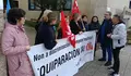 O deputado Oscar Insua arroupa ao persoal de limpeza do hospital comarcal “Virxe da Xunqueira”