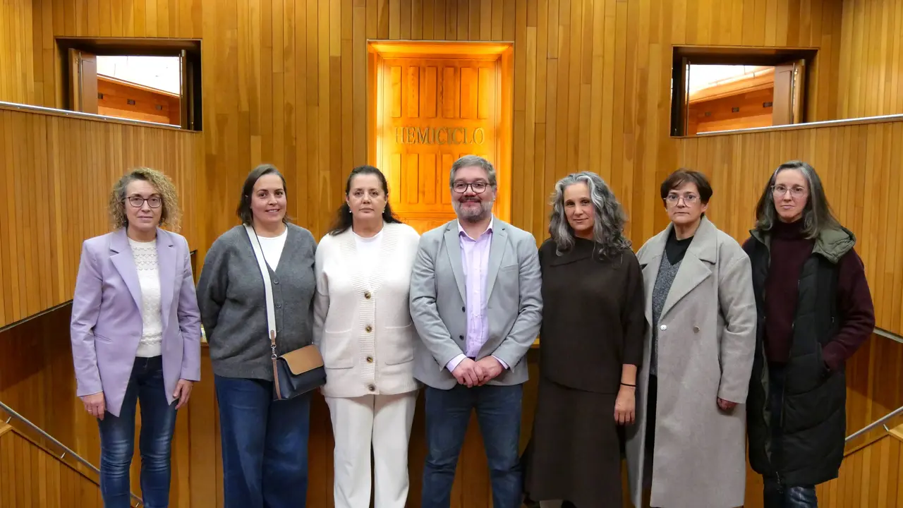 Os deputados Oscar Insua e Cristina Fern&aacute;ndez, con representantes das ANPA's de Cee e Mux&iacute;a