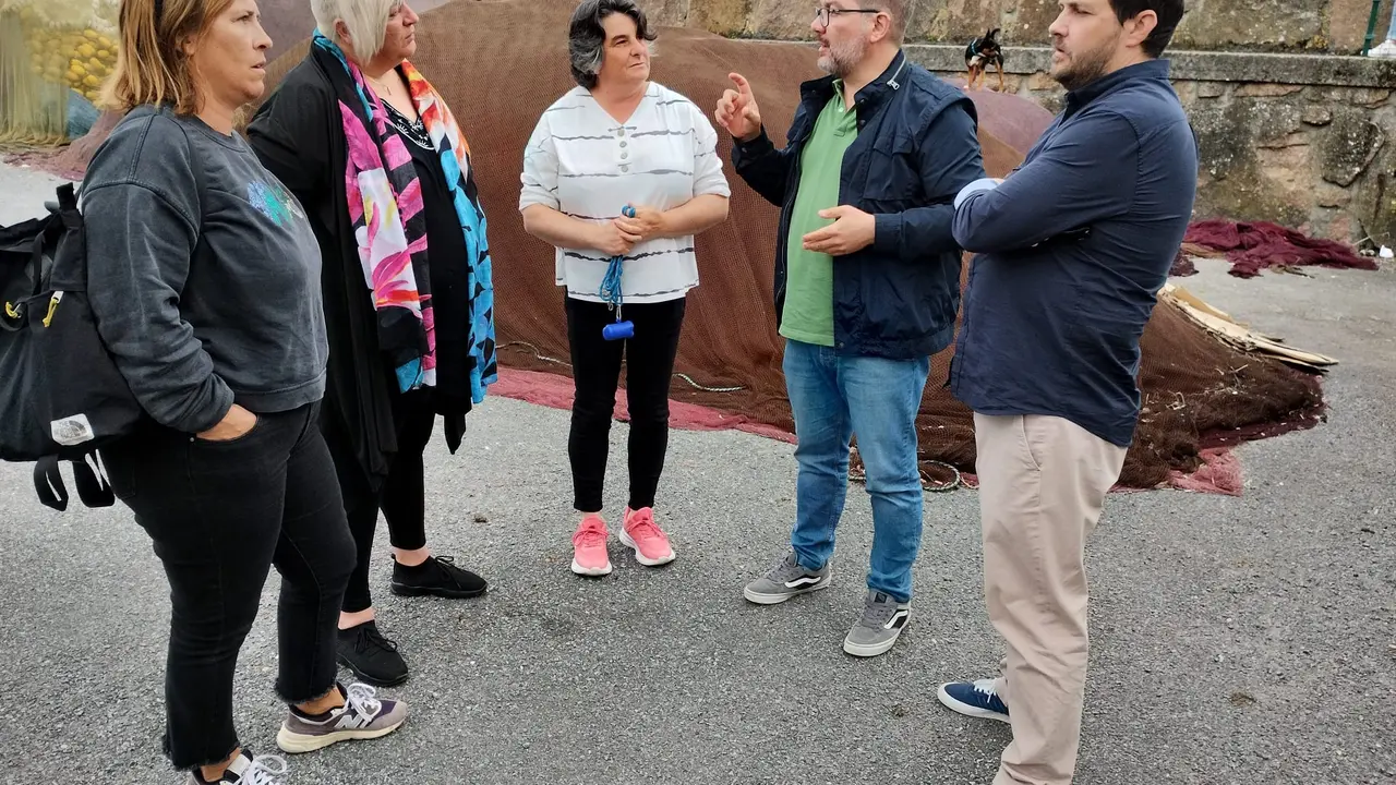 Reuni&oacute;n de representantes do BNG de Camari&ntilde;as e o deputado Oscar Insua, coa presidenta das mariscadoras da localidade