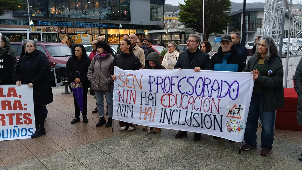 Membros do BNG participando nunha concentraci&oacute;n en Cee de apoio &aacute;s demandas das familias respecto aos recortes educativos.