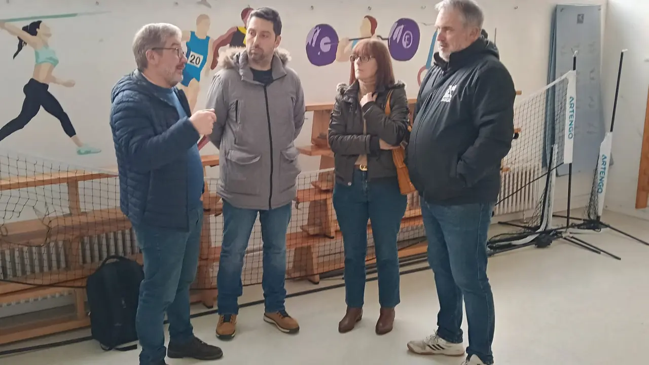 O deputado Oscar Insua visitou as instalaci&oacute;ns do IES Fernando Blanco, acompa&ntilde;ado por membros da comunidade educativa