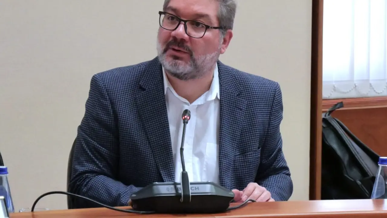 O deputado Oscar Insua impulsou a iniciativa sobre a mellora nas estradas comarcais