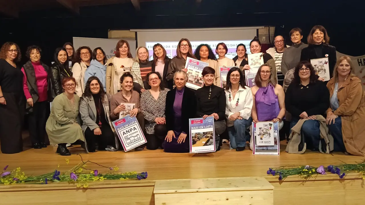 Mulleres da Acci&oacute;n Feminista do BNG comarcal, coas nais representantes das ANPA's da Costa da Morte
