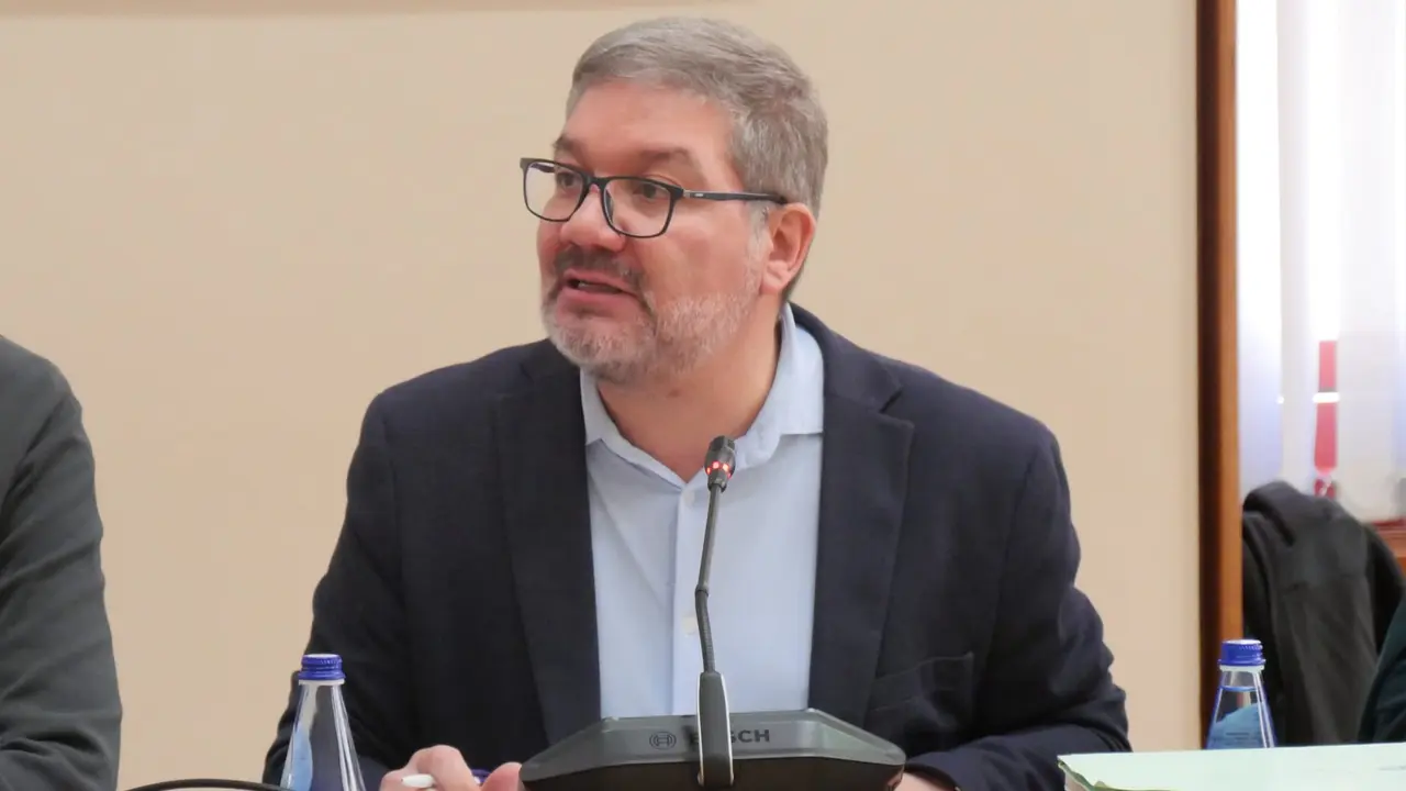 O deputado Oscar Insua en comisi&oacute;n parlamentaria