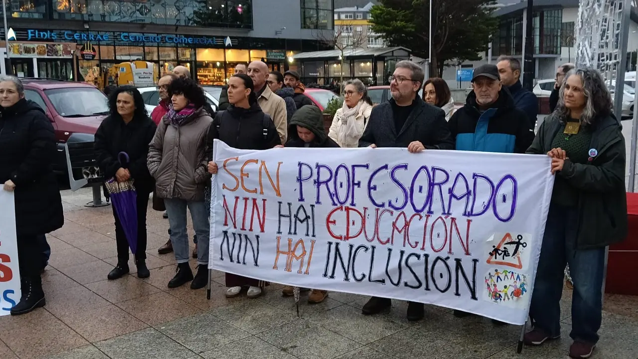 Membros do BNG  nunha concentraci&oacute;n en Cee contra os recortes de profesorado da Xunta