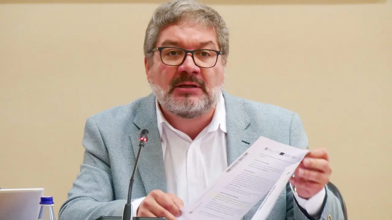 O deputado Oscar Insua, durante a s&uacute;a intervenci&oacute;n na comisi&oacute;n de Pesca e Marisqueo do Parlamento galego