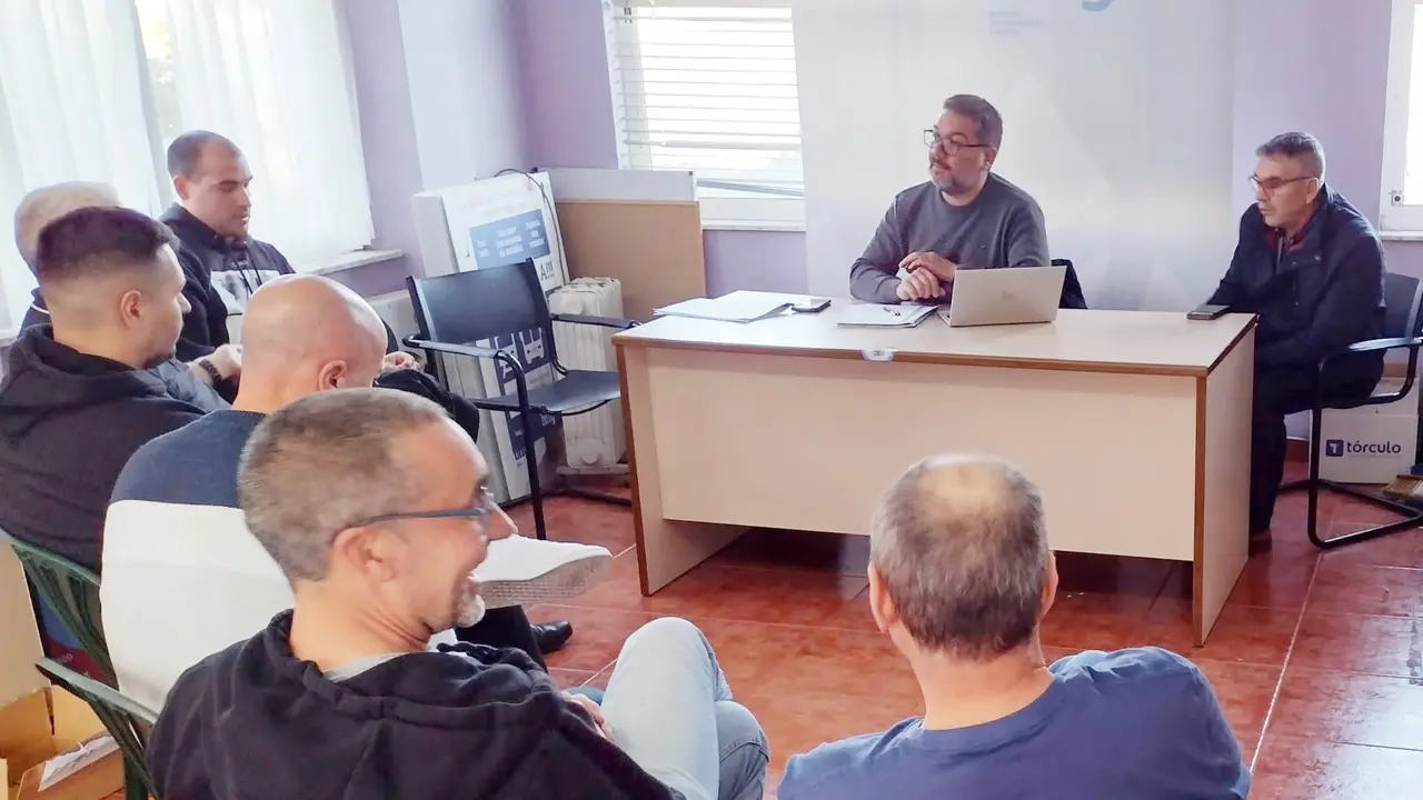 Reuni&oacute;n do deputado Oscar Insua con mergulladores que operan na r&iacute;a de Corcubi&oacute;n