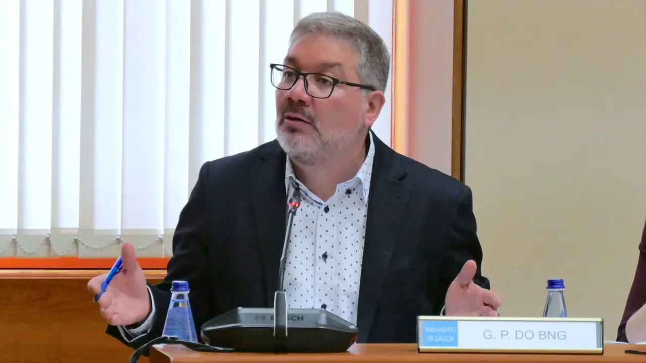 O deputado Oscar Insua na comisi&oacute;n de Cultura e Educaci&oacute;n do Parlamento galego (15/05/26)
