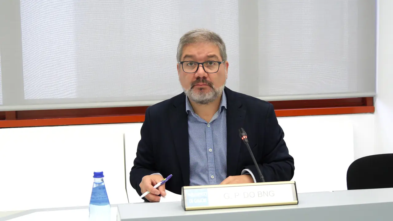 O deputado Oscar Insua na comisi&oacute;n de Industria do Parlamento galego